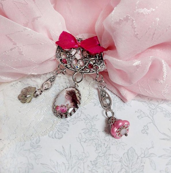 Broche Luna créée avec cabochon et clochette verre, pendentifs arabesques métal et perles cristal Swarovski