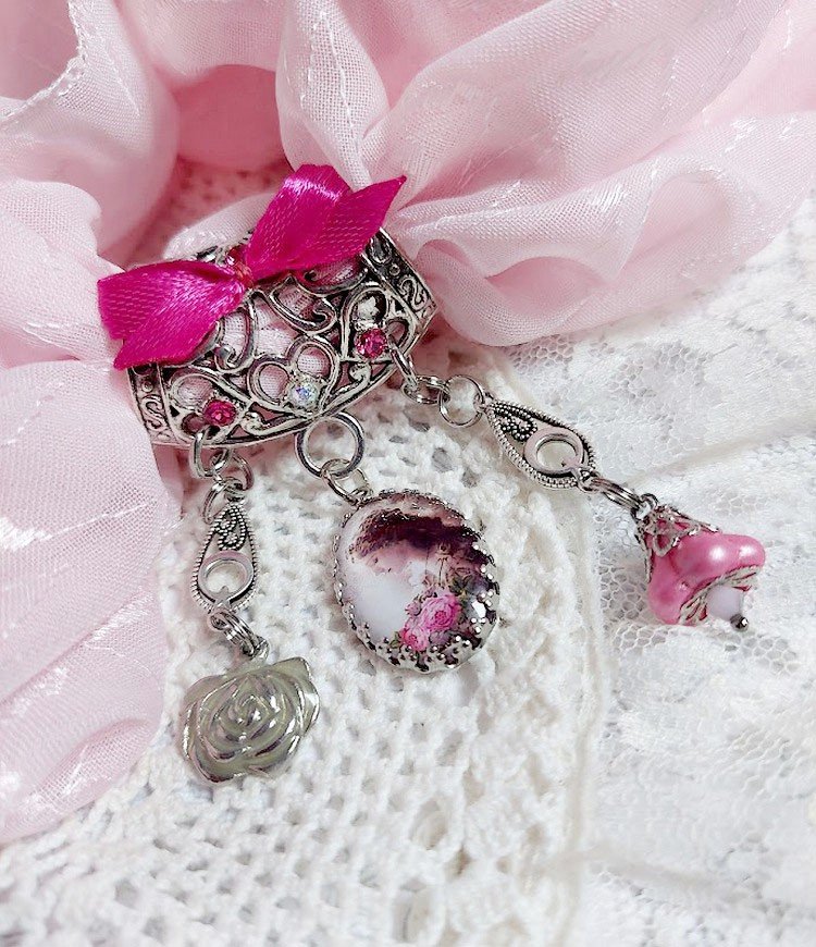 Broche Luna créée avec cabochon et clochette verre, pendentifs arabesques métal et perles cristal Swarovski