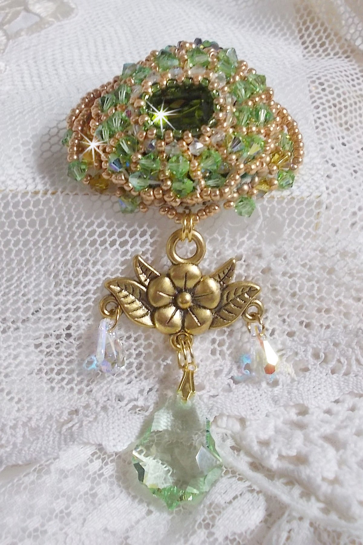 Broche Garden Party brodée avec des cristaux de Swarovski, un cabochon vert Olivine en verre de bohème des années 1960 et des rocailles