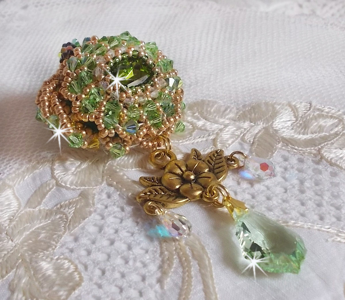 Broche Garden Party brodée avec des cristaux de Swarovski, un cabochon vert Olivine en verre de bohème des années 1960 et des rocailles