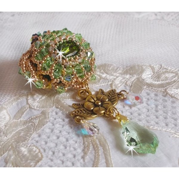 Broche Garden Party brod&eacute;e avec des cristaux de Swarovski, un cabochon vert Olivine en verre de boh&egrave;me des ann&eacute;es 1960 et des rocailles