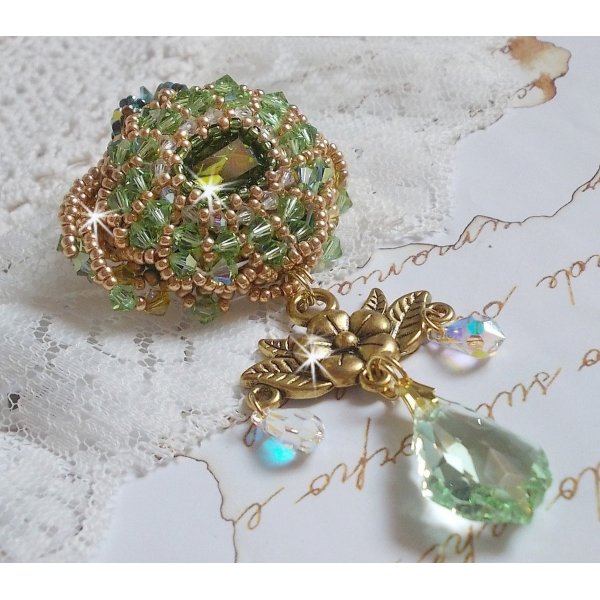 Broche Garden Party brod&eacute;e avec des cristaux de Swarovski, un cabochon vert Olivine en verre de boh&egrave;me des ann&eacute;es 1960 et des rocailles