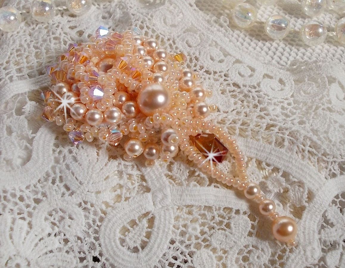 Spilla Idylle Beauty ricamata con cristalli Swarovski, perle rotonde e perle di semi