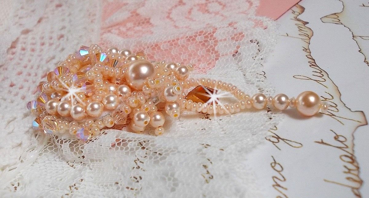 Spilla Idylle Beauty ricamata con cristalli Swarovski, perle rotonde e perle di semi