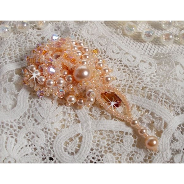 Spilla Idylle Beauty ricamata con cristalli Swarovski, perle rotonde e perle di semi
