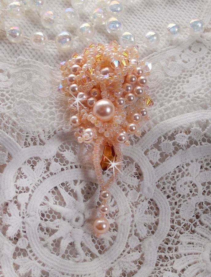 Spilla Idylle Beauty ricamata con cristalli Swarovski, perle rotonde e perle di semi