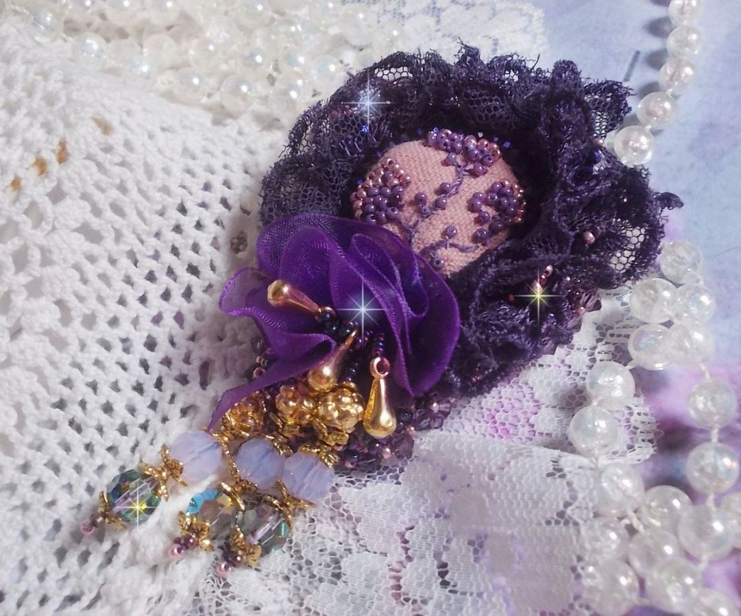 Spilla da donna romantica ricamata con pizzo viola anni '50, cristalli, perline e perle di vetro