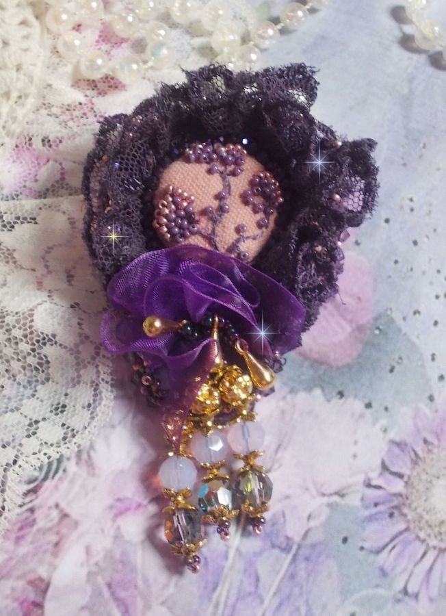 Spilla da donna romantica ricamata con pizzo viola anni '50, cristalli, perline e perle di vetro