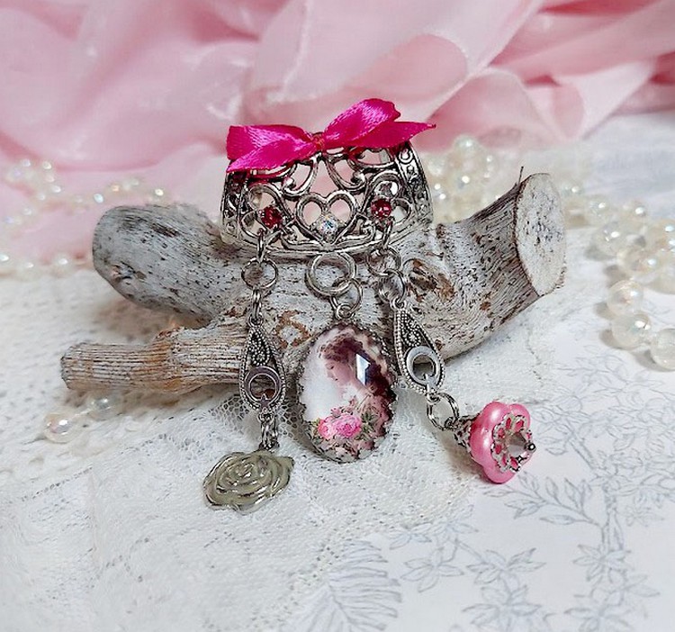 Broche Luna créée avec cabochon et clochette verre, pendentifs arabesques métal et perles cristal Swarovski