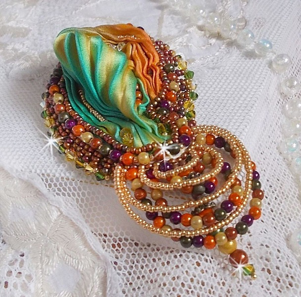Spilla a forma di luna veneziana ricamata con nastro di seta, perline magiche e cristalli Swarovski