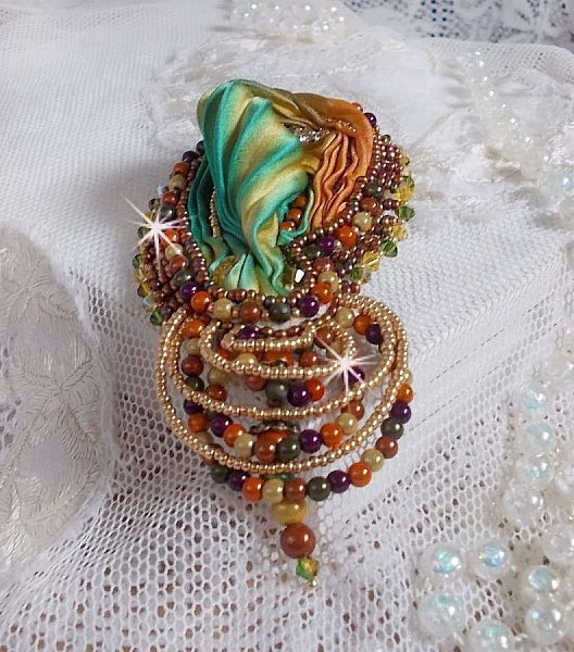 Spilla a forma di luna veneziana ricamata con nastro di seta, perline magiche e cristalli Swarovski