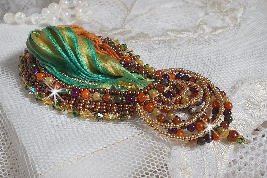 Spilla a forma di luna veneziana ricamata con nastro di seta, perline magiche e cristalli Swarovski