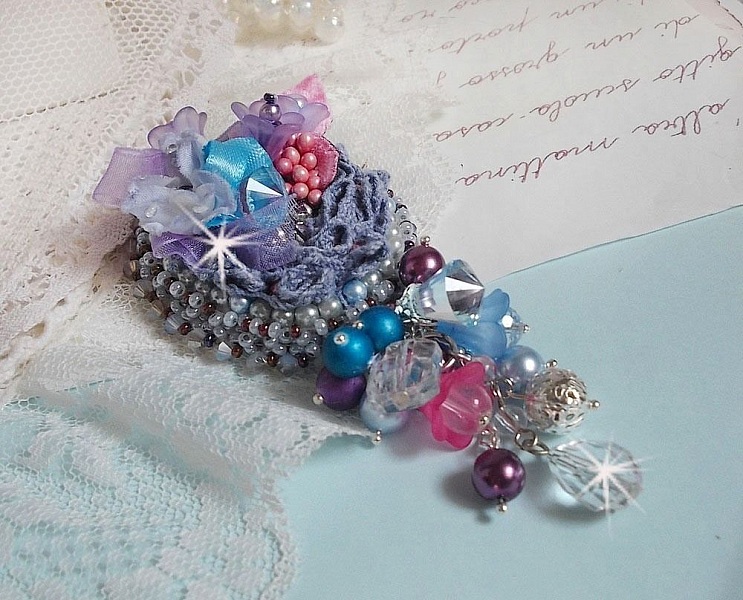 Mademoisellle Bluse Spilla d'alta moda ricamata con cristalli Swarovski, perle, fiori di lucite e bellissime perle di seme