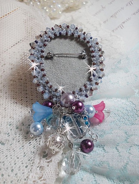 Mademoisellle Bluse Spilla d'alta moda ricamata con cristalli Swarovski, perle, fiori di lucite e bellissime perle di seme