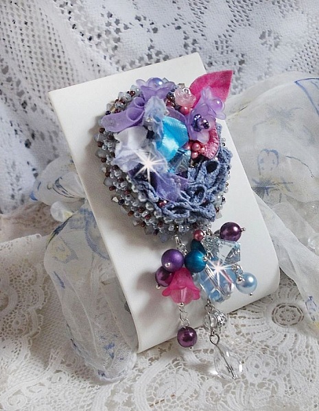 Mademoisellle Bluse Spilla d'alta moda ricamata con cristalli Swarovski, perle, fiori di lucite e bellissime perle di seme