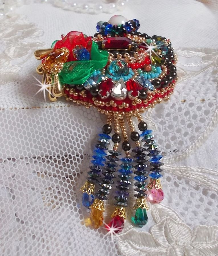 Broche Mia Haute-Couture brodée avec des Cristaux de Swarovski, un cabochon vintage des années 1960, des fleurs Lucite, des perles rondes nacrées et des rocailles, 