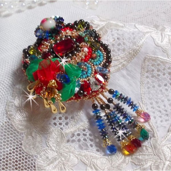 Broche Mia Haute-Couture brod&eacute;e avec des Cristaux de Swarovski, un cabochon vintage des ann&eacute;es 1960, des fleurs Lucite, des perles rondes nacr&eacute;es et des rocailles, 