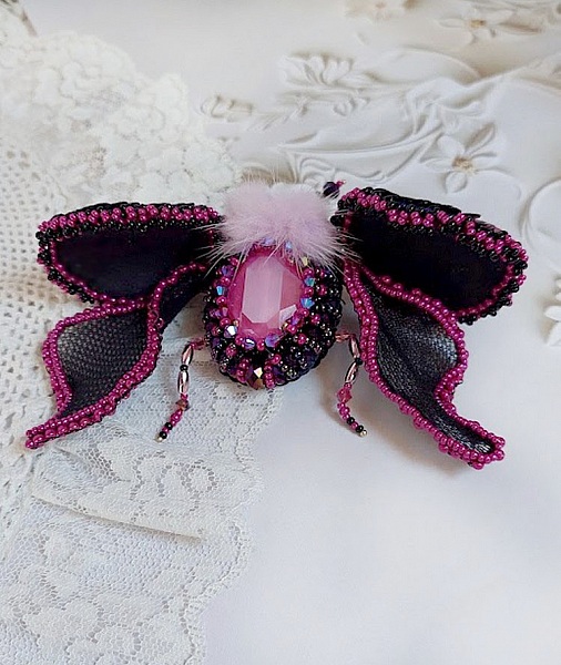Broche Mouchi Rose Fuchsia et Noir brod&eacute;e avec sequins, strass, perles verres, rocailles et perles cristal Swarovski