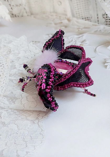 Broche Mouchi Rose Fuchsia et Noir brod&eacute;e avec sequins, strass, perles verres, rocailles et perles cristal Swarovski