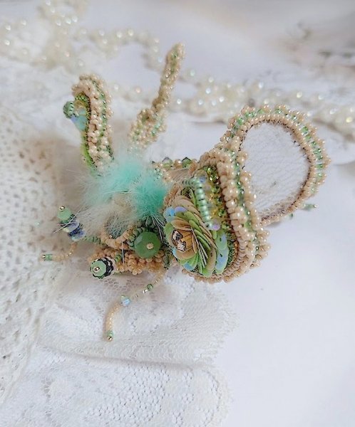 Broche Mouchon Terra Caramel brod&eacute; avec perles verres, sequins, dentelle et perles cristal Swarovski.