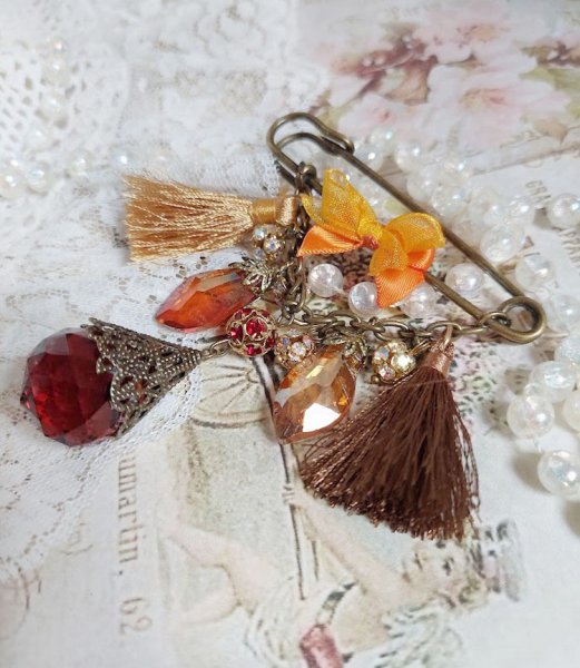 Broche M&eacute;line des Bois &eacute;pingle cr&eacute;&eacute;e avec rondes strass, pompons, gouttes verre, cha&icirc;ne et boule de boh&egrave;me en verre