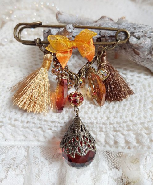 Broche M&eacute;line des Bois &eacute;pingle cr&eacute;&eacute;e avec rondes strass, pompons, gouttes verre, cha&icirc;ne et boule de boh&egrave;me en verre