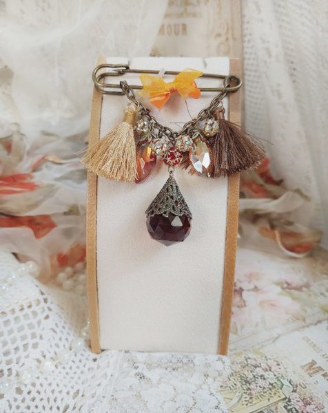 Broche M&eacute;line des Bois &eacute;pingle cr&eacute;&eacute;e avec rondes strass, pompons, gouttes verre, cha&icirc;ne et boule de boh&egrave;me en verre