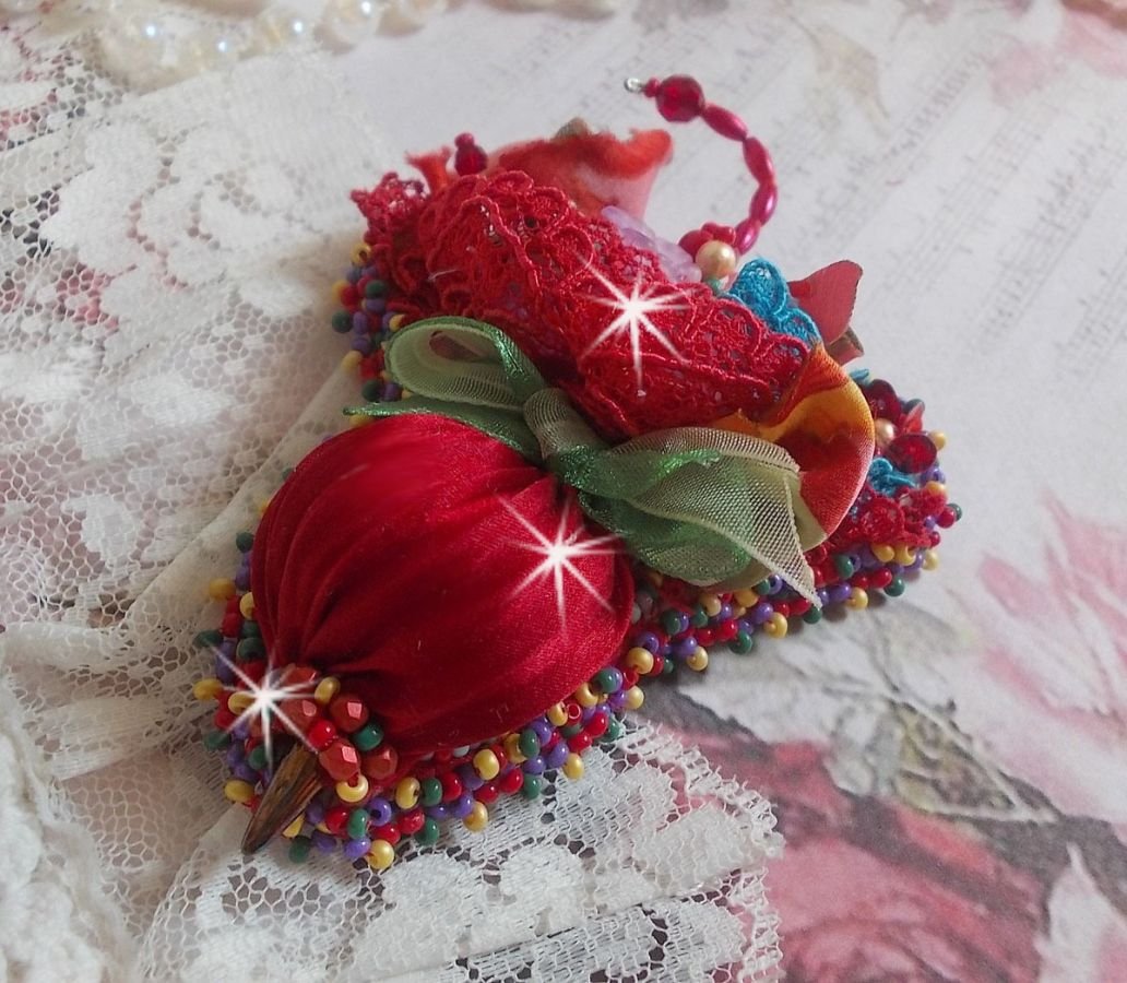 Spilla ombrello di rubino ricamata con nastro di seta rosso, cristalli Swarovski, fiori di lucite, perle di vetro e perline di Boemia