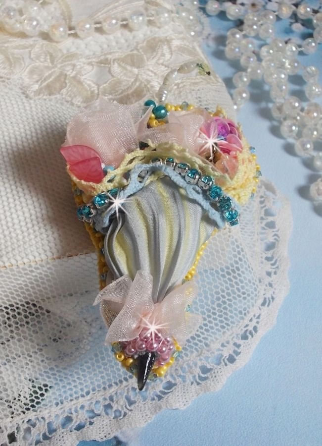 Spilla ombrello a fiore ricamata con nastro di seta grigio/giallo, cristalli Swarovski, fiori di lucite, perle di madreperla, pizzo e perle di seme