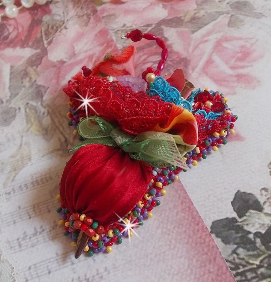 Spilla ombrello di rubino ricamata con nastro di seta rosso, cristalli Swarovski, fiori di lucite, perle di vetro e perline di Boemia