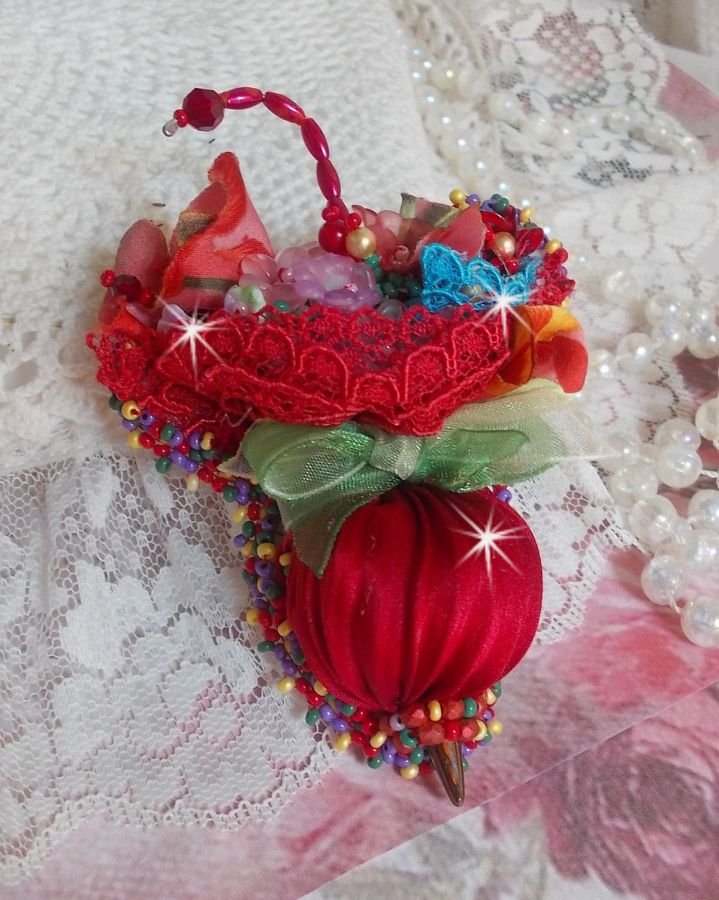 Spilla ombrello di rubino ricamata con nastro di seta rosso, cristalli Swarovski, fiori di lucite, perle di vetro e perline di Boemia