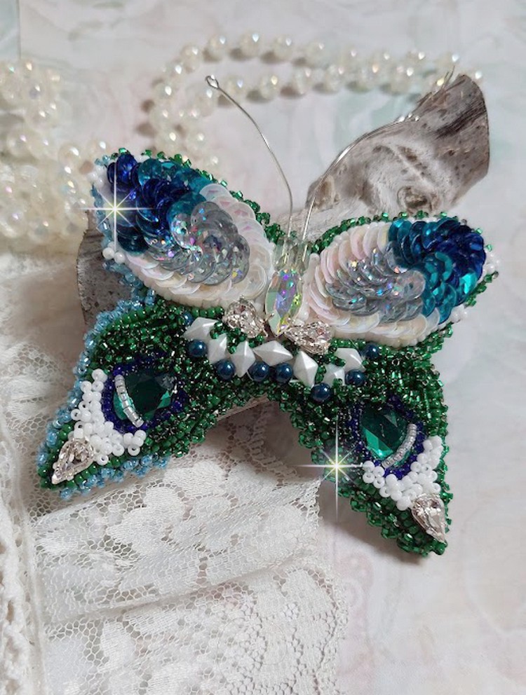 Broche Papillon Clair de Lune Lune brodée avec des cristaux, sequins et rocailles