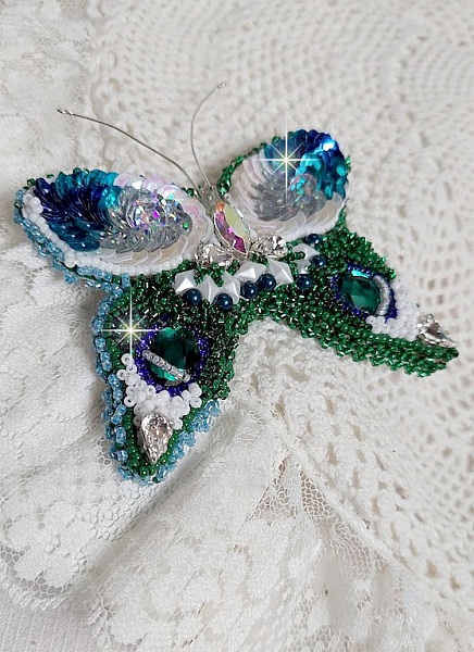 Broche Papillon Clair de Lune Lune brod&eacute;e avec des cristaux, sequins et rocailles
