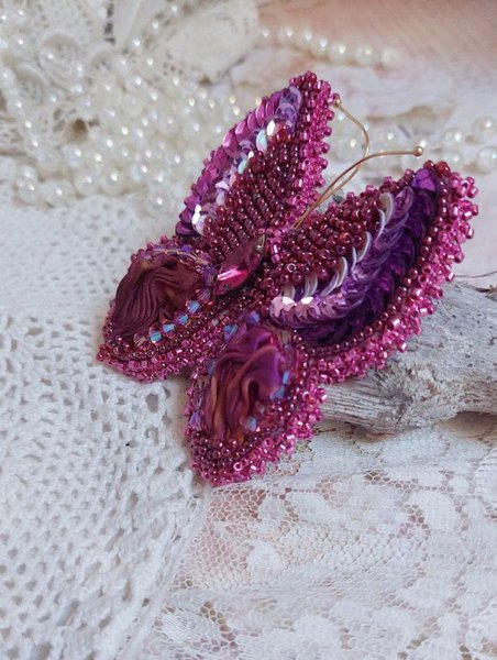 Broche Papillon Violine Fuchsia brod&eacute;e avec ruban de soie, sequins et perles cristal Swarovski