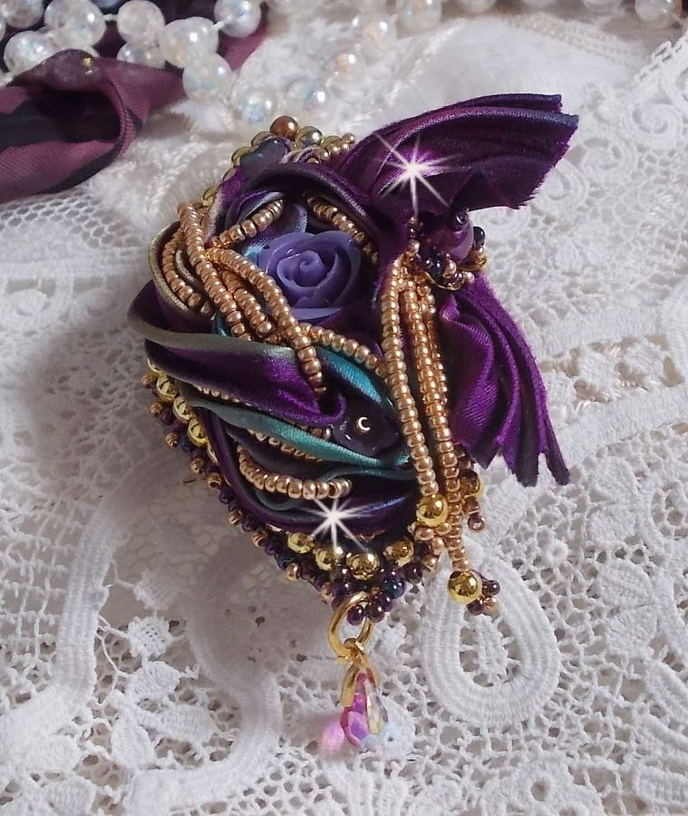 Broche La Passionnée de Venise brodée avec un ruban de soie Purple, une rose en résine mauve et des rocailles Miyuki