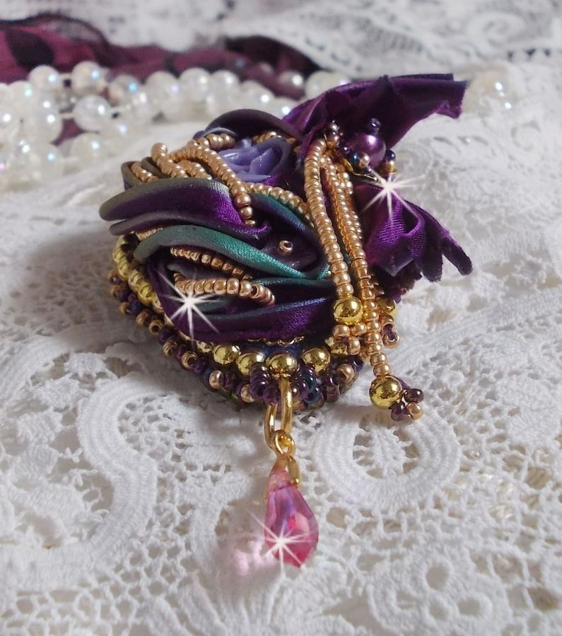 Broche La Passionnée de Venise brodée avec un ruban de soie Purple, une rose en résine mauve et des rocailles Miyuki