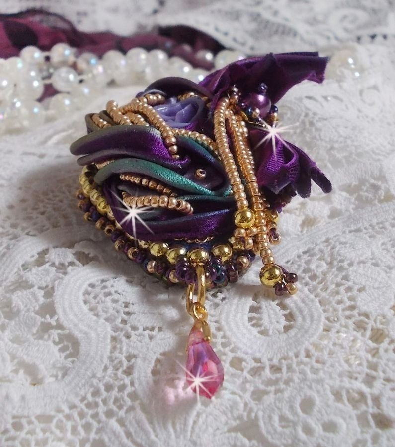 Broche La Passionnée de Venise brodée avec un ruban de soie Purple, une rose en résine mauve et des rocailles Miyuki