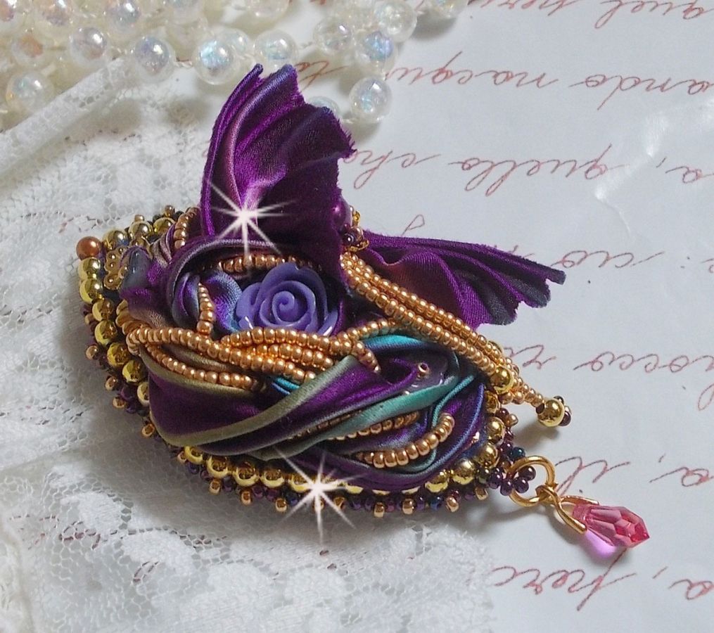 Broche La Passionnée de Venise brodée avec un ruban de soie Purple, une rose en résine mauve et des rocailles Miyuki