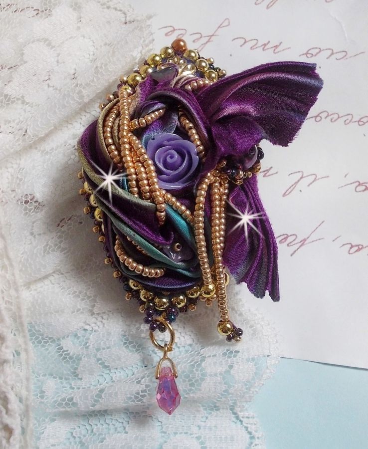 Broche La Passionnée de Venise brodée avec un ruban de soie Purple, une rose en résine mauve et des rocailles Miyuki