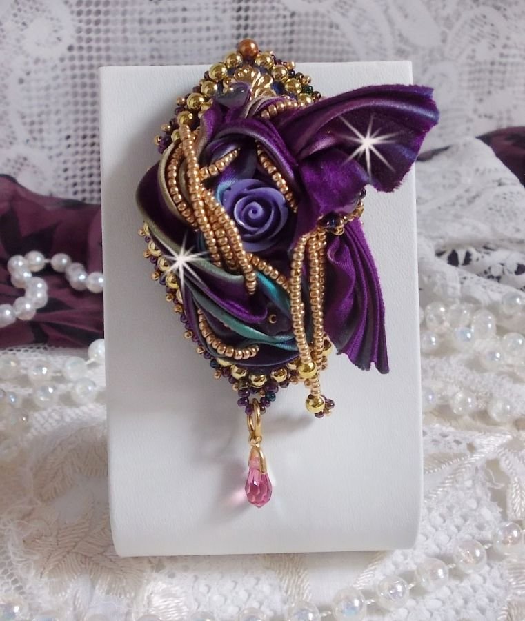 Broche La Passionnée de Venise brodée avec un ruban de soie Purple, une rose en résine mauve et des rocailles Miyuki