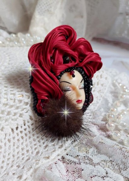 Broche Rouge et Noir brod&eacute;e avec un ruban de soie de couleur Rouge Fonc&eacute; &agrave; laquelle s&rsquo;ajoute des toupies Siam AB , perles rondes facett&eacute;es aplaties Antique Noires et goutte sur un support Dor&eacute;