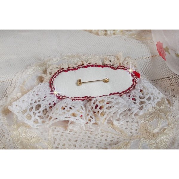 Spilla di rubino ricamata con un cabochon di vetro boh&eacute;mien degli anni '60, perle, cristalli Swarovski e perle di semi.