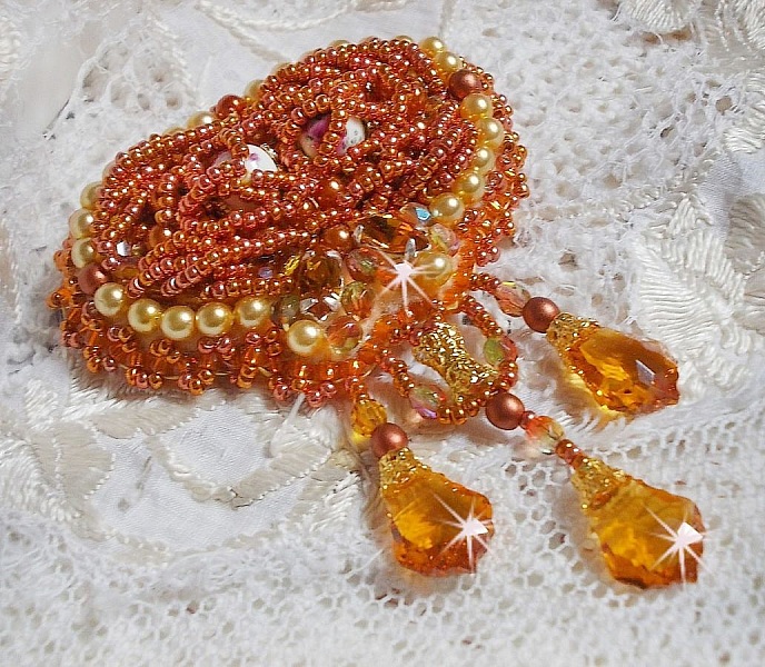 Spilla Rumba ricamata con cristalli Swarovski, strass, navette Tangerine, perle rotonde e perline