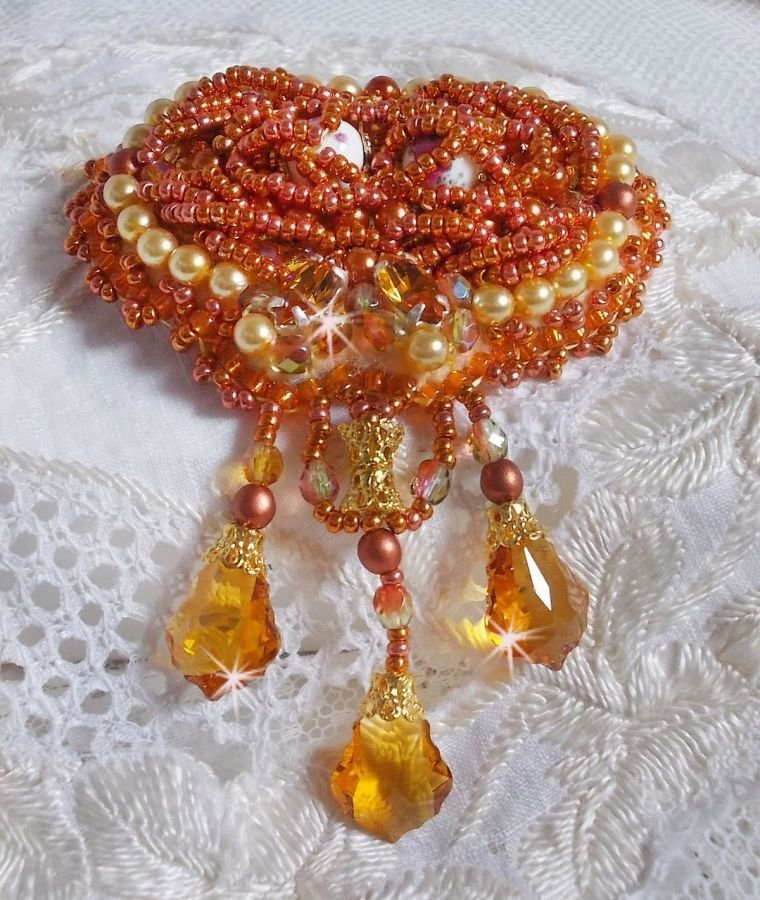 Spilla Rumba ricamata con cristalli Swarovski, strass, navette Tangerine, perle rotonde e perline