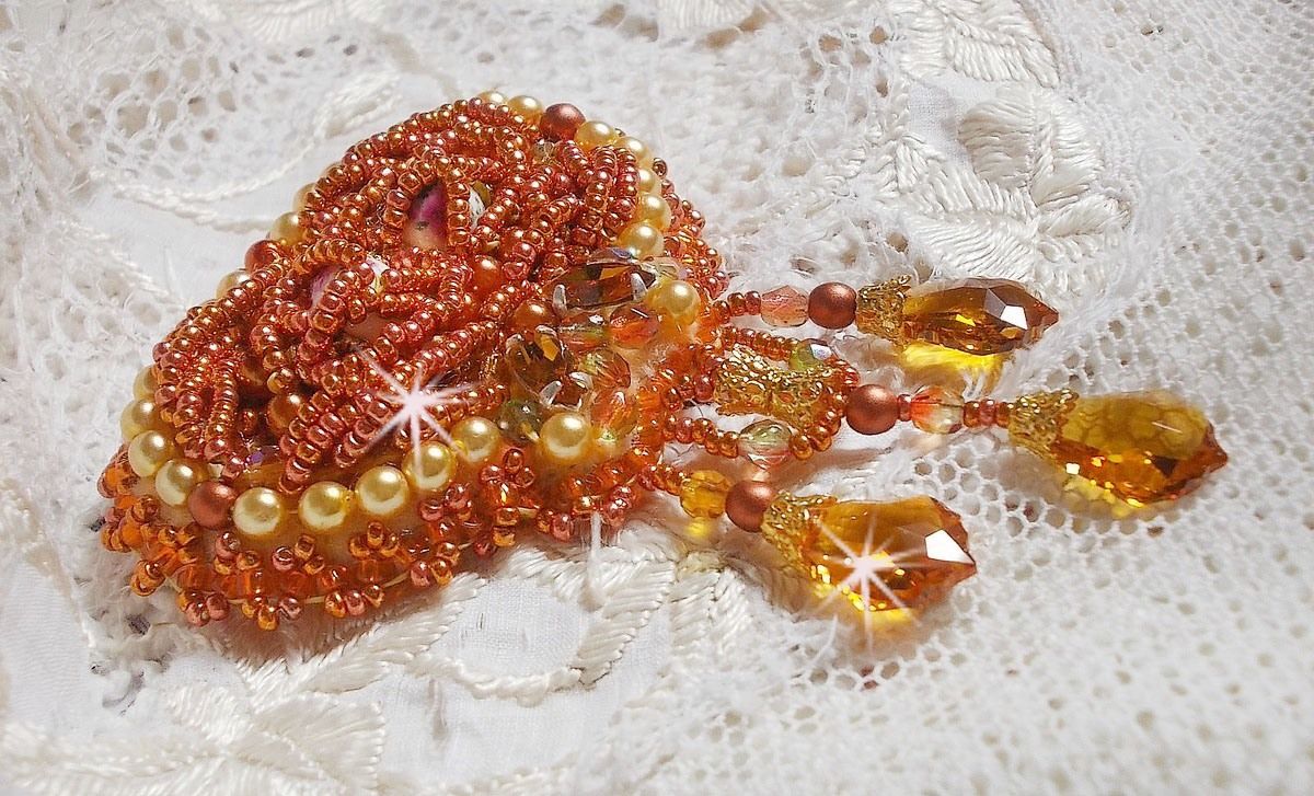 Spilla Rumba ricamata con cristalli Swarovski, strass, navette Tangerine, perle rotonde e perline