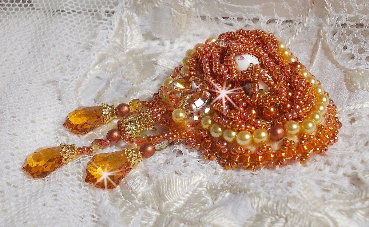 Spilla Rumba ricamata con cristalli Swarovski, strass, navette Tangerine, perle rotonde e perline