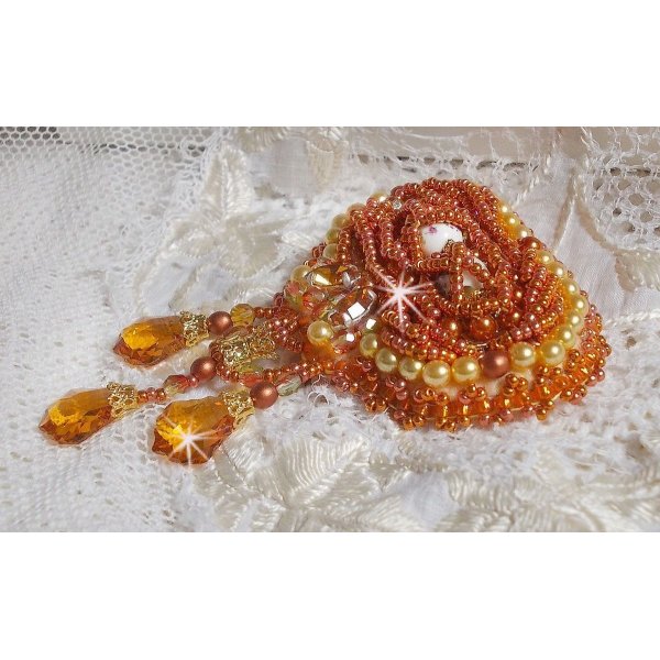 Spilla Rumba ricamata con cristalli Swarovski, strass, navette Tangerine, perle rotonde e perline