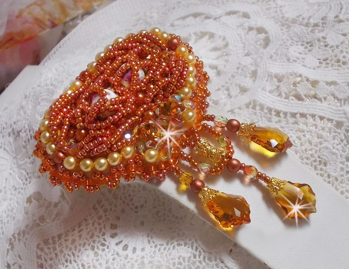 Spilla Rumba ricamata con cristalli Swarovski, strass, navette Tangerine, perle rotonde e perline