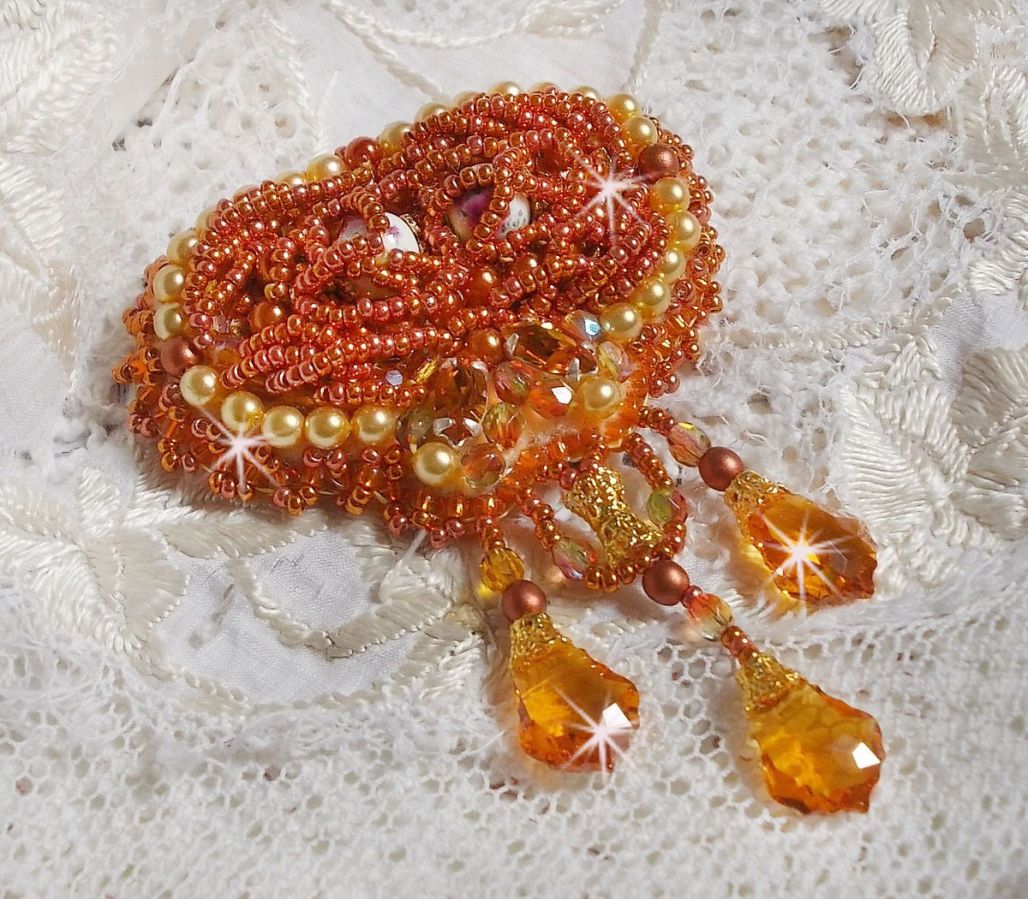 Spilla Rumba ricamata con cristalli Swarovski, strass, navette Tangerine, perle rotonde e perline