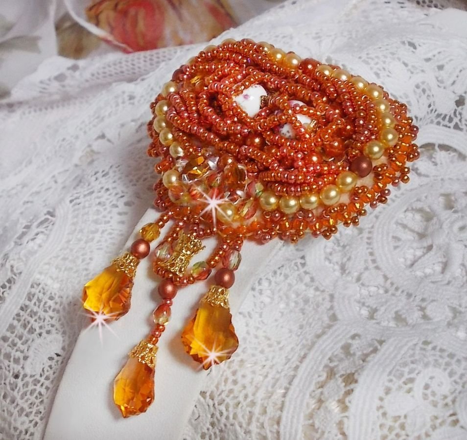 Spilla Rumba ricamata con cristalli Swarovski, strass, navette Tangerine, perle rotonde e perline